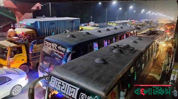 সাভারে মহাসড়কে যানবাহনের ধীরগতি, ঘরমুখো মানুষের ভোগান্তি